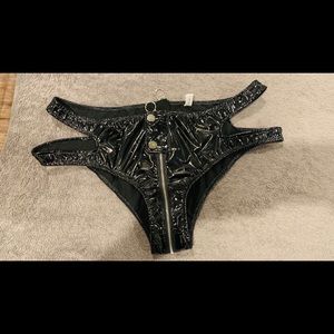 dPois- Ladies shiny pvc hot pants bikini style lingerie shorts.